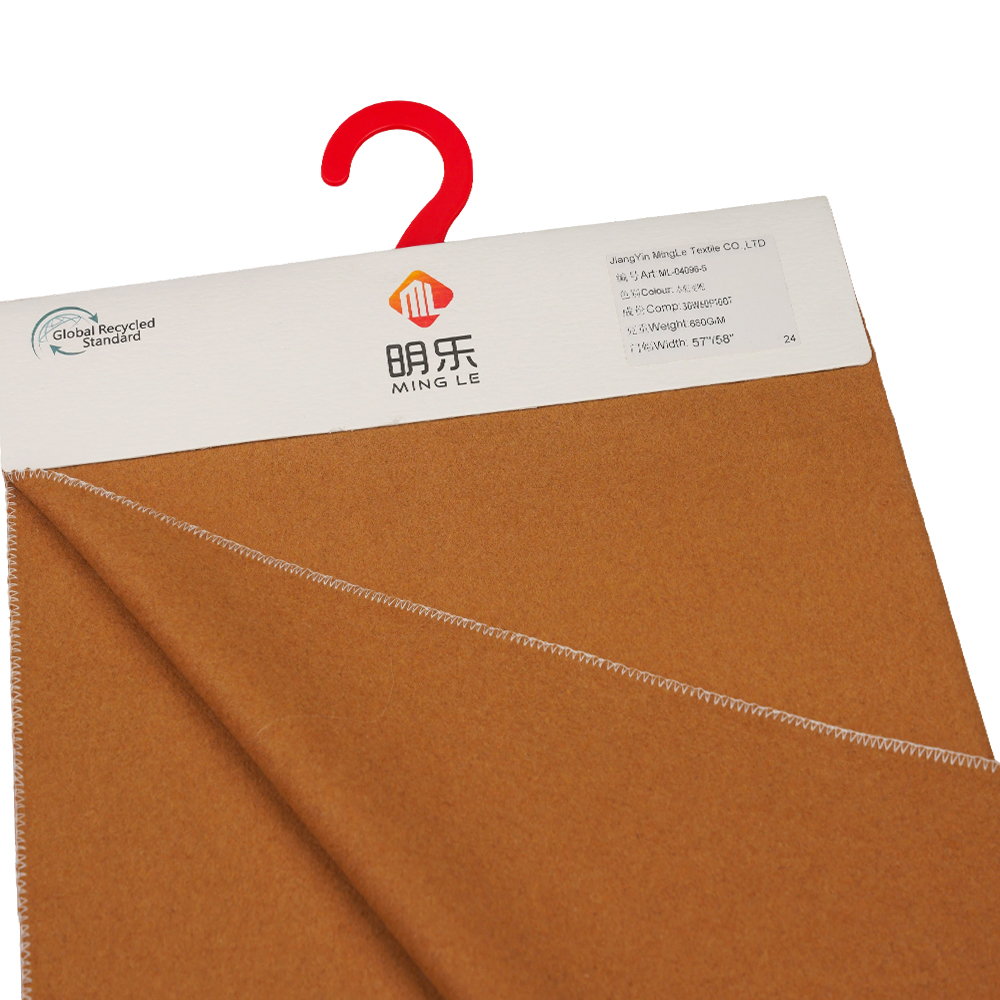 ขนสัตว์ 30%, โพลีเอสเตอร์ 60%, เส้นใยอื่นๆ 10%, 680 กรัม/เมตร, ข้าวสาลีสีน้ำตาล, ผ้าเคลือบเมลตัน, ML-04096-5