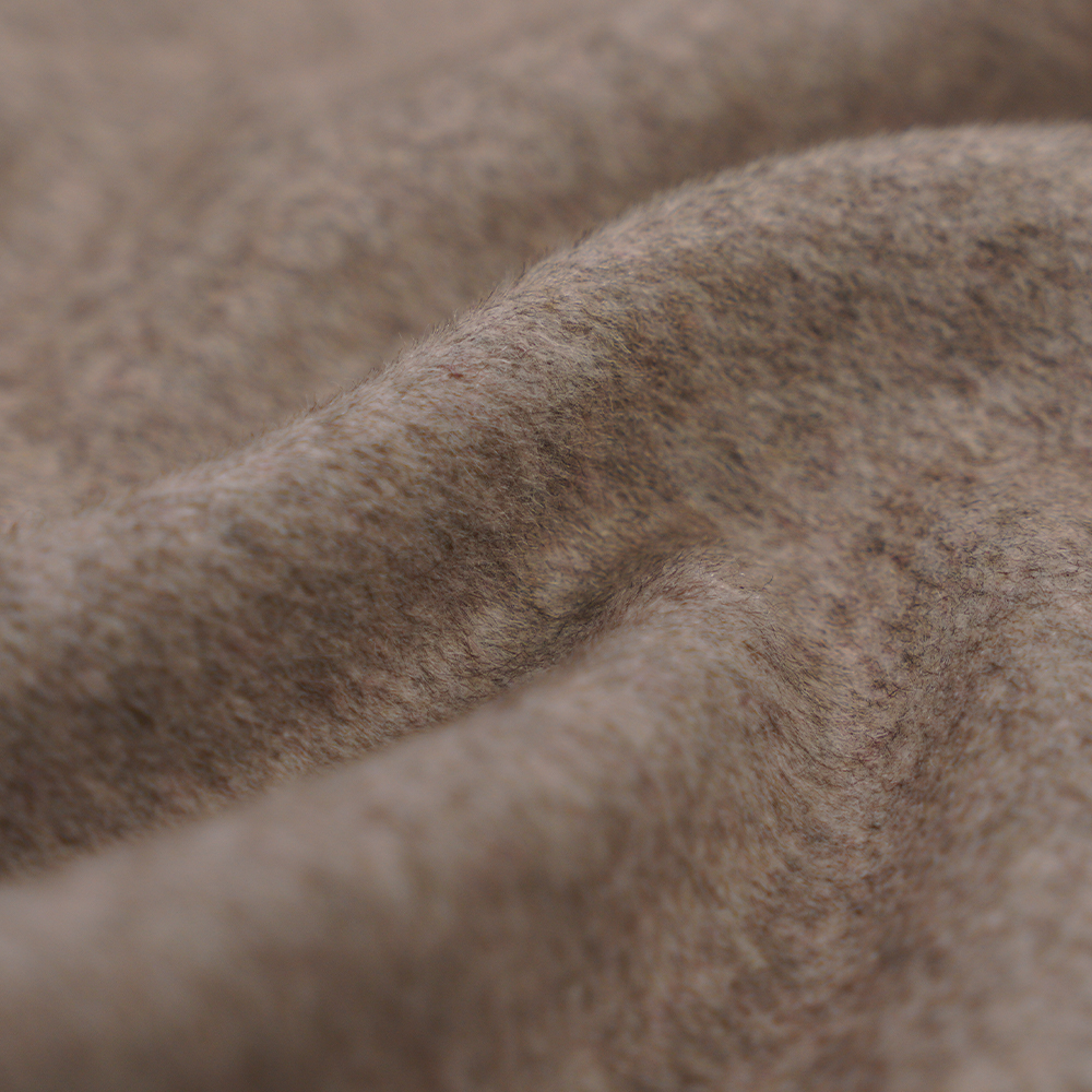 ขนสัตว์ 55%, โพลีเอสเตอร์ 40%, เส้นใยอื่นๆ 5%, 620 กรัม/เมตร, บีนเพสต์, เคลือบทับหน้าเดียว, ผ้า ML-249-5520