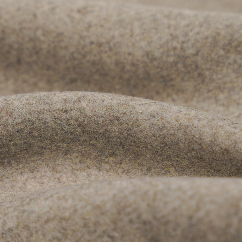 ขนสัตว์ 50%, โพลีเอสเตอร์ 40%, เส้นใยอื่นๆ 10%,770 กรัม/เมตร, ถั่วบดสีธรรมชาติ, ผ้า Twill Melton, ML-0124-4425