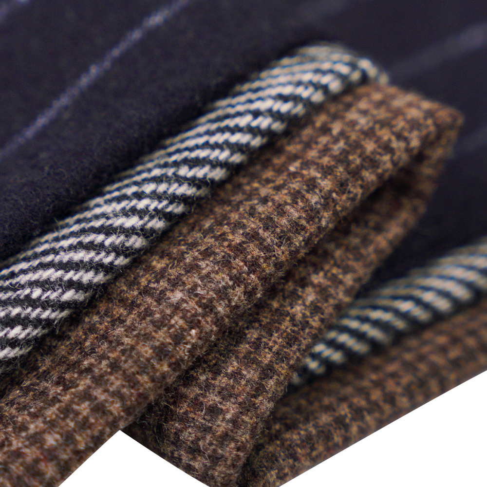 ขนสัตว์ 50%, โพลีเอสเตอร์ 30%, เส้นใยอื่นๆ 20%, 320G/M, สีขาวนวล + สีดำ, ผ้าสักหลาดทวิลล์, ML-C-22104