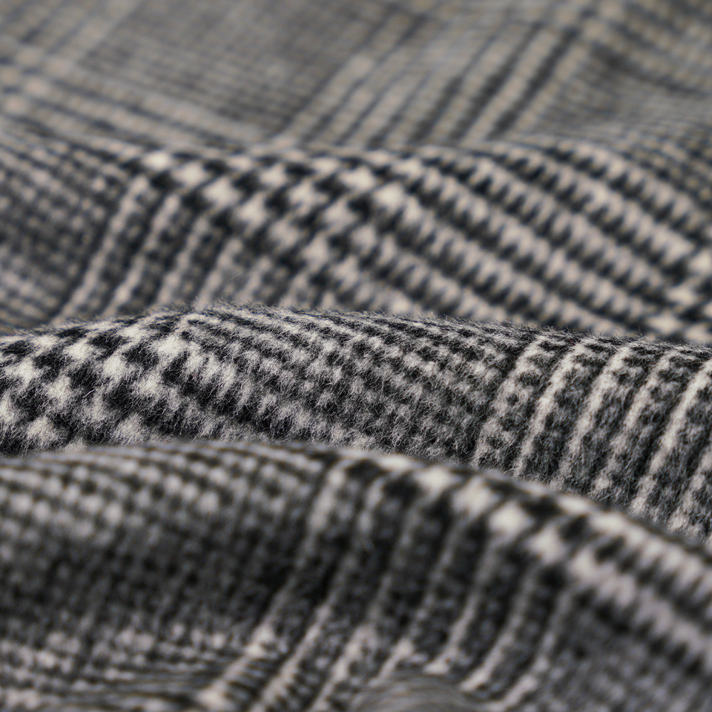 ขนสัตว์ 50%, โพลีเอสเตอร์ 40%, เส้นใยอื่นๆ 10%, 560 กรัม/เมตร, สีดำ + สีเทาอ่อน, ผ้าวูลเคลือบหน้าเดียวลายสก๊อต, ML-1010015