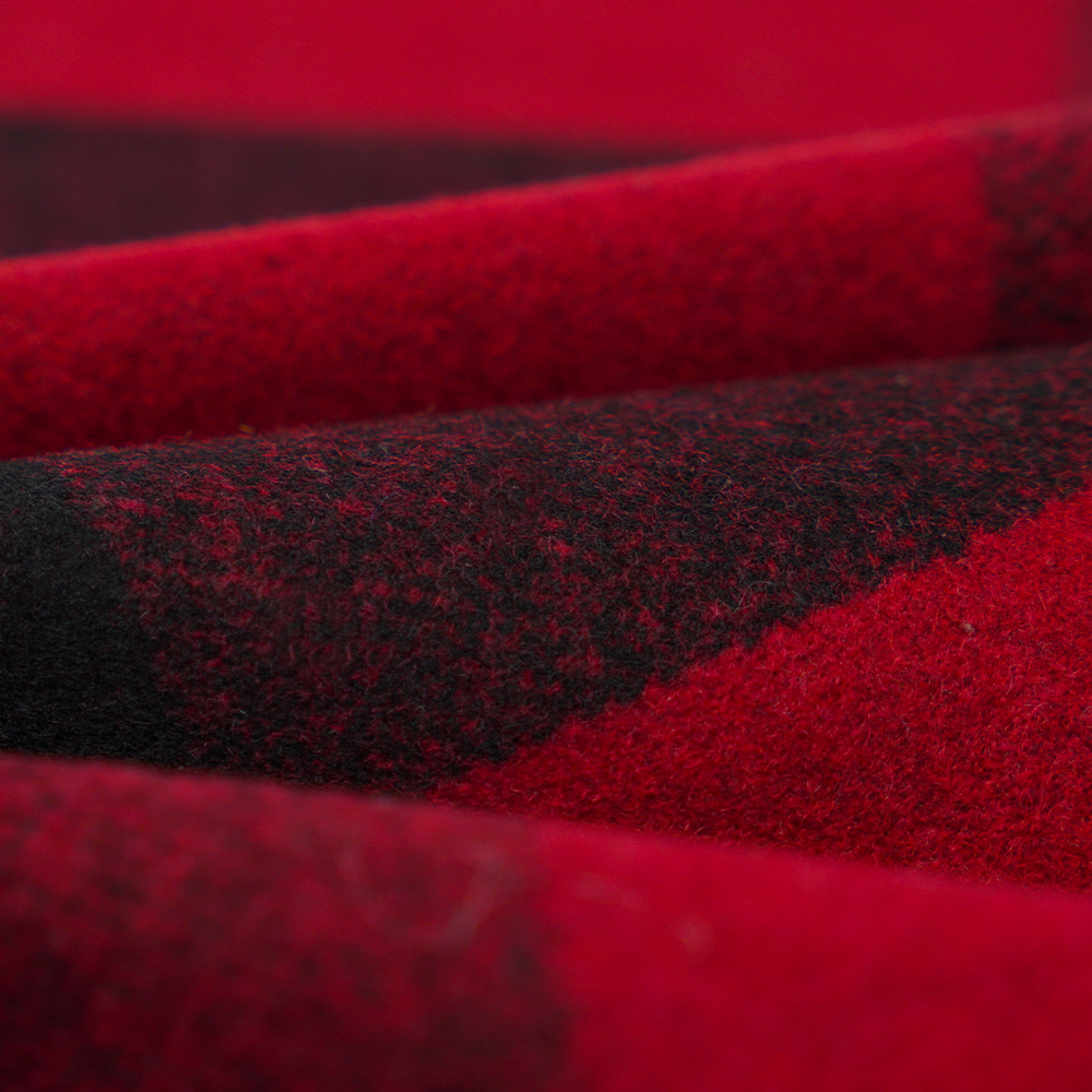 ขนสัตว์ 50%, โพลีเอสเตอร์ 40%, เส้นใยอื่นๆ 10%, 760G/M, ลายสก็อตสีดำและสีแดง, ผ้า Melton, ML-3010354